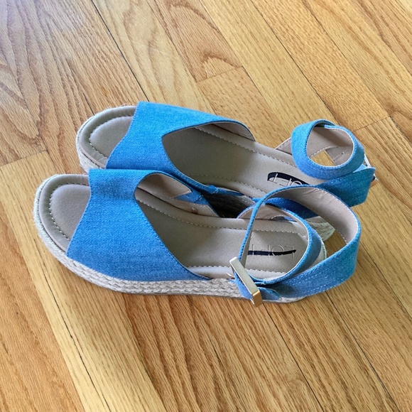 Women’s Ann Taylor LOFT denim chambray look wedge sandals with 1+3/4 inch heel - Picture 1 of 9